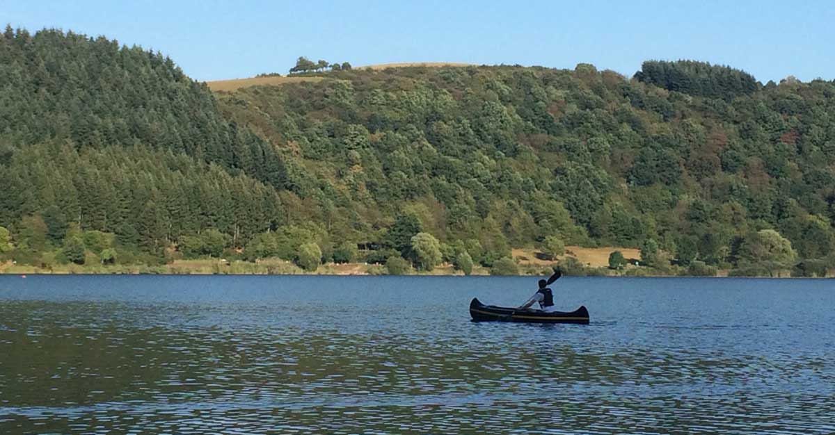 Auf dem Bergsee mit dem Kanu Kanu von der Seite gekauft bei TomsKanuDiscount