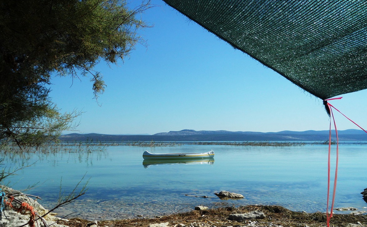 Grünes Kanu auf dem Meer in Kroatien