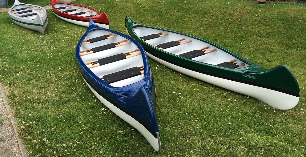 Zwei schöne Kanu aus grüner Wiese 3 und 4 Sitzer